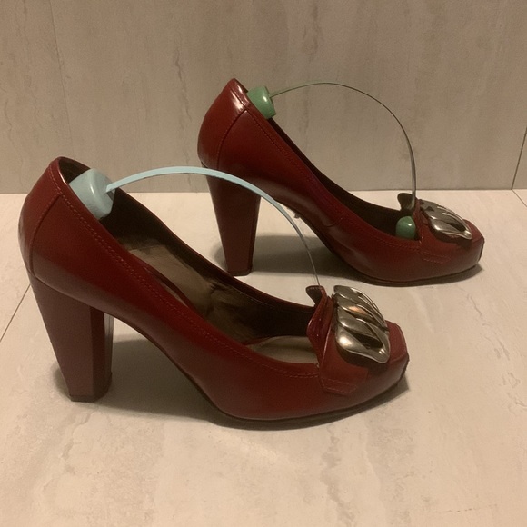 Kalliste Women's Red Classy Patent Front Buckle/Chain Pumps Size 9.5 - Picture 3 of 15